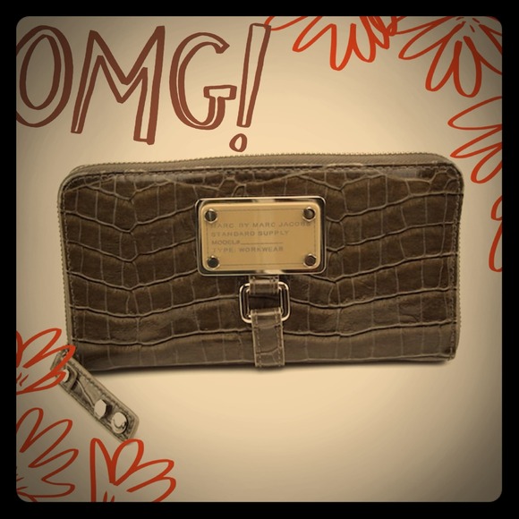 Marc by Marc Jacobs Clutches & Wallets - 🔥Marc by Marc Jacobs clutch & leaf ring