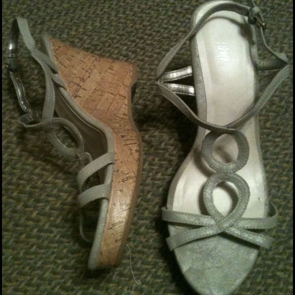 Grey wedges