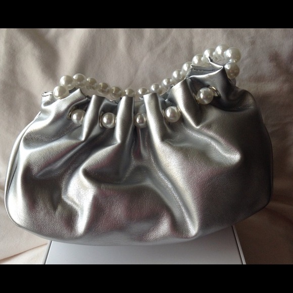 Silver evening bag with faux pearl handles 👛 - Picture 2 of 3