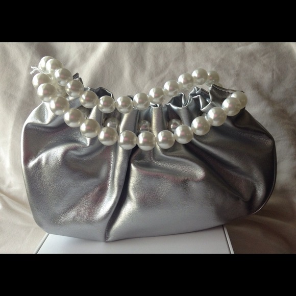 Silver evening bag with faux pearl handles 👛 - Picture 3 of 3