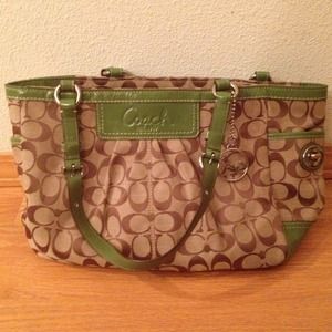 Authentic green coach purse 😍