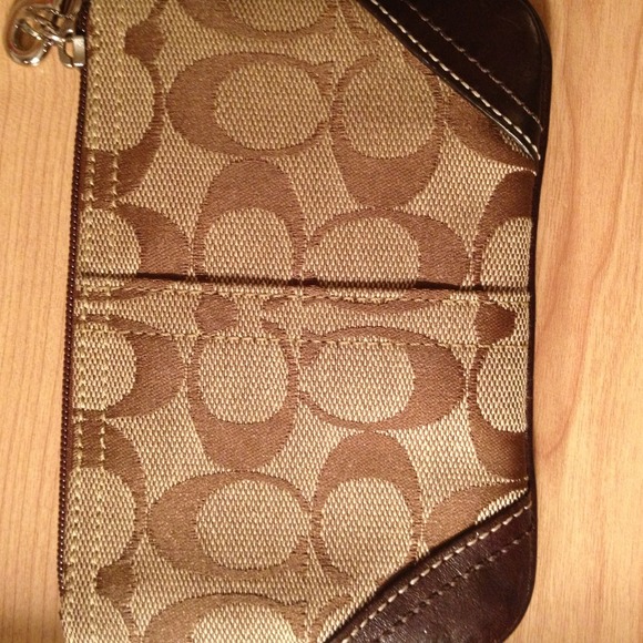 Classic authentic coach Wristlet ✨ - Picture 3 of 3