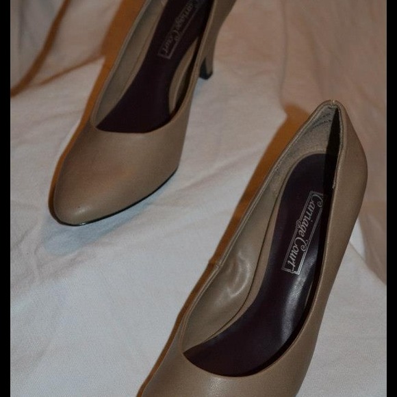 Heels - Picture 4 of 4