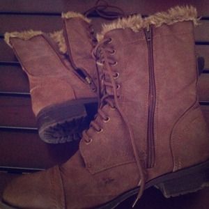 Size 10 faux fur boots/brown