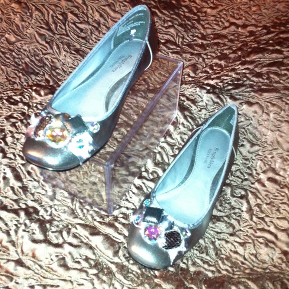 NEW Cheerful Vera Wang Dark Silver Ballet Flats