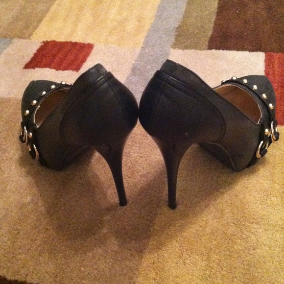 👠Black & gold heels👠 - Picture 2 of 4