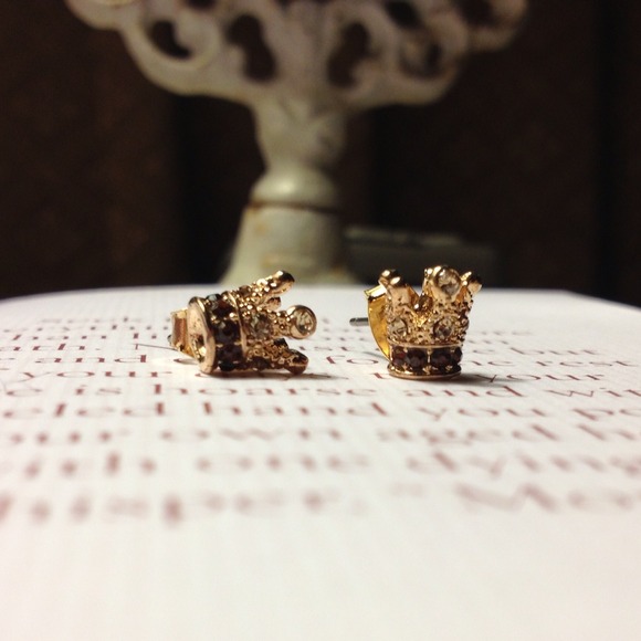 Gifted with purchases 🎀Sparkling stud earrings🎀 - Picture 2 of 4