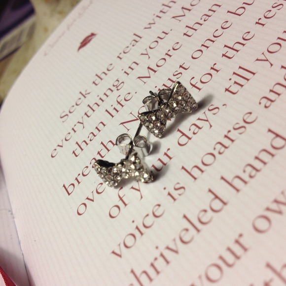 Gifted with purchases 🎀Sparkling stud earrings🎀 - Picture 3 of 4