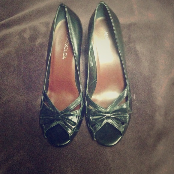 Never worn black heels