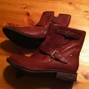 Boots-short brown leather Uggs