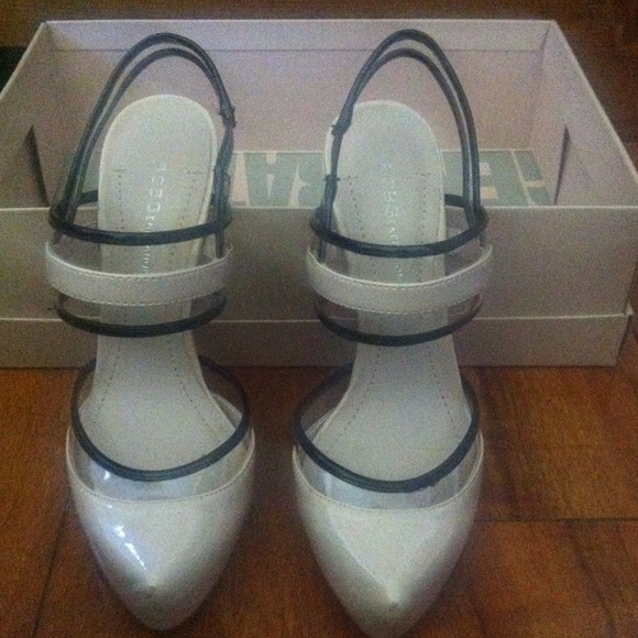 Nude/black patent BCBG pumps size 5 never worn! - Picture 2 of 2