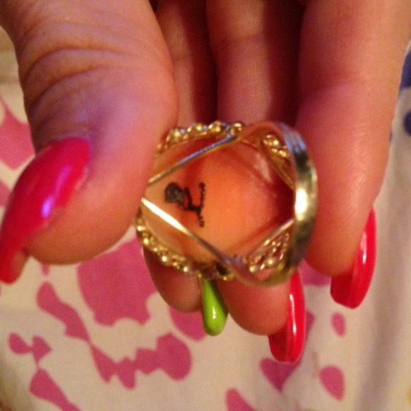 🚨SOLD🚨Cameo Ring . - Picture 3 of 4