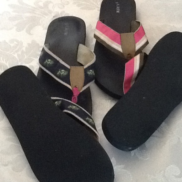 2 pairs of flippies!