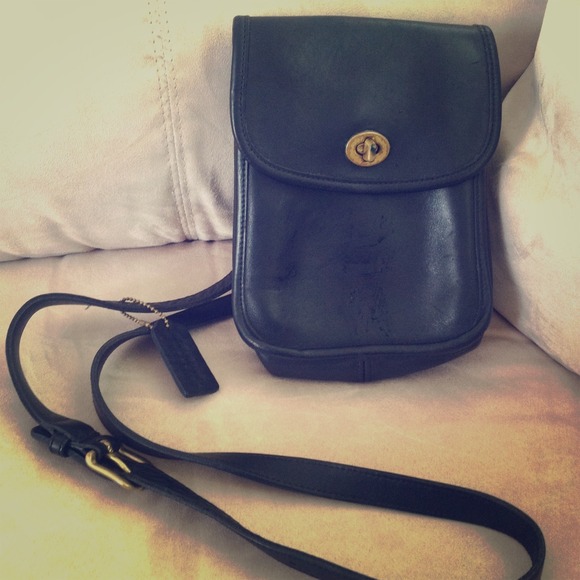 Coach Handbags - Authentic vintage coach cross body noB8I-9978