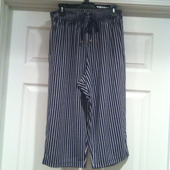 Navy blue/white Capri pants