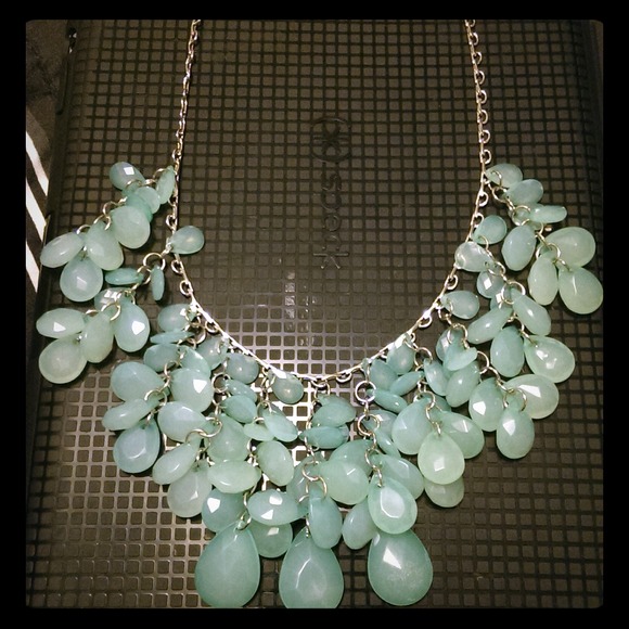 🚫❌SOLD❌🚫Mint green color Statement necklace.