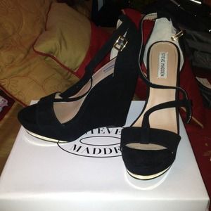 Black wedges