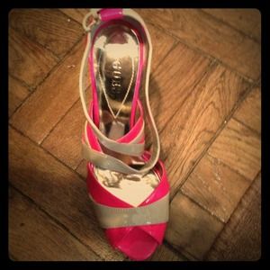 Guess pink and cream sandle