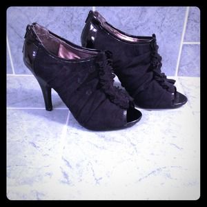 Adorable black high heels with open toe