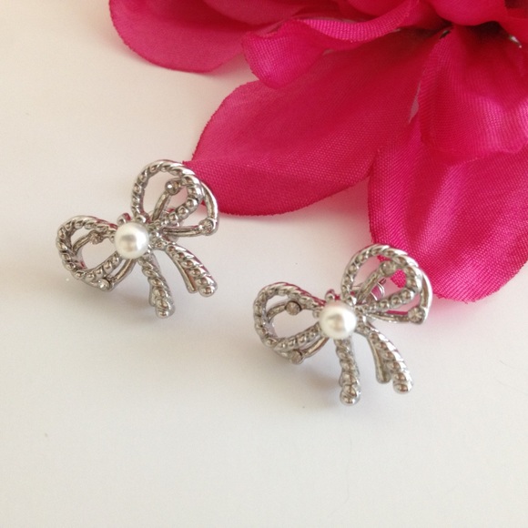 🎀 Silver & Pearl Bow Earrings
