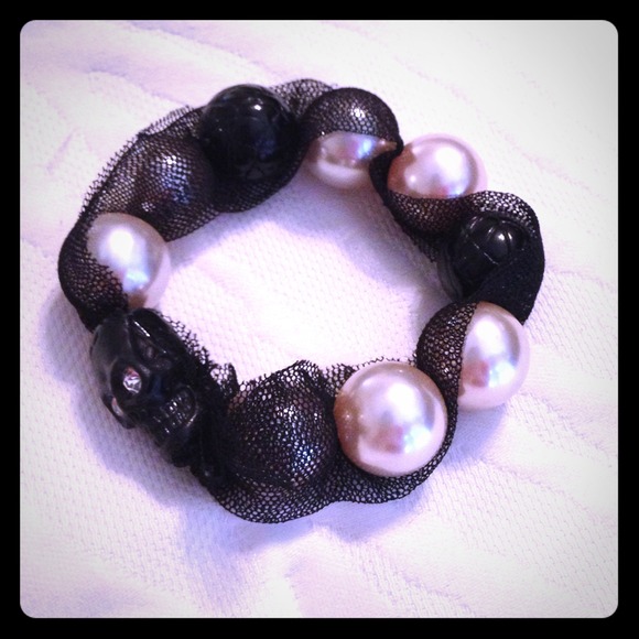 Large pearl bracelet wrapped in lace