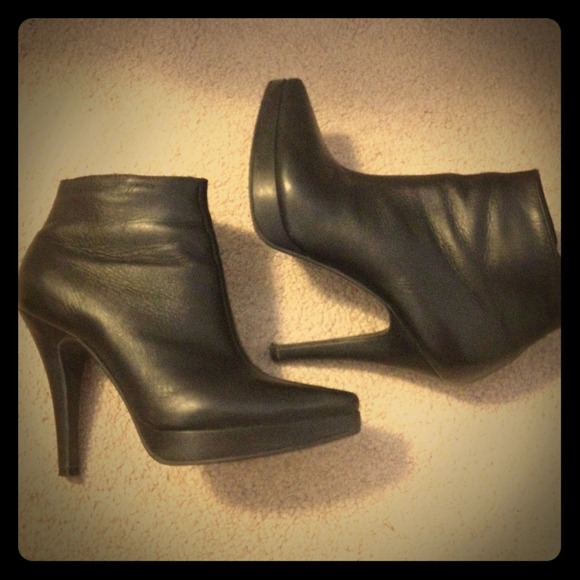 Steve Madden Black Leather Booties Size 7 1/2