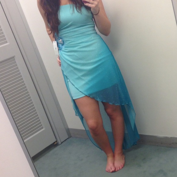 Sparkly, blue high-low prom dress 🎀👗