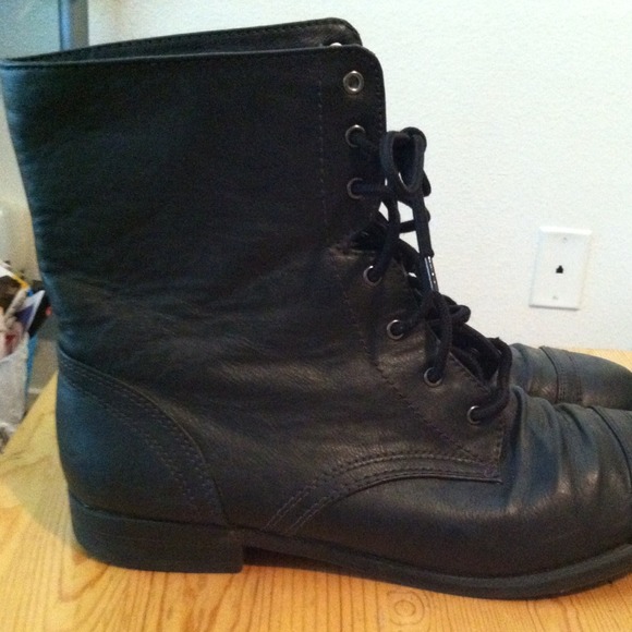 🌻SOLD🌻Black fold over combat boots