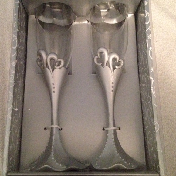 2 flute glasses and cake server