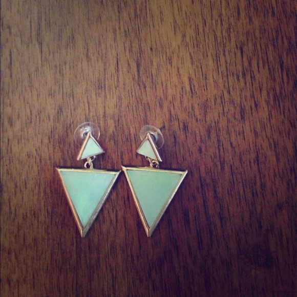 *SOLD**🎉🎊Brand New Gorgeous Mint Green Earrings!