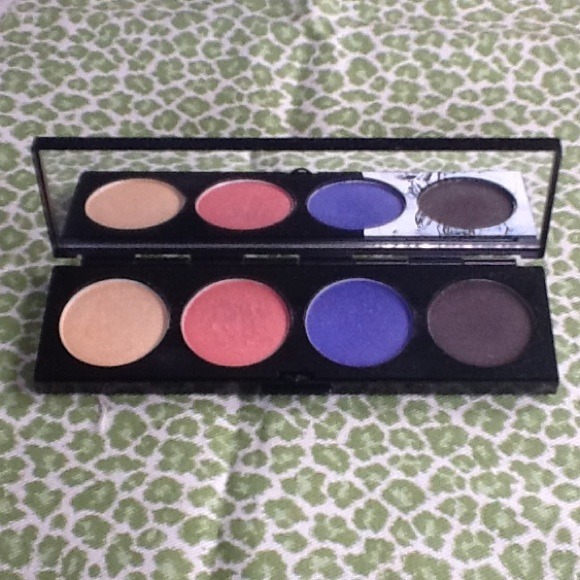 MAC AUTHENTIC RARE HELLO KITTY EYESHADOW PALLETTE - Picture 2 of 3