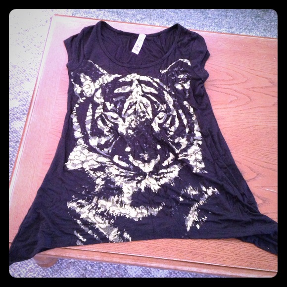 🚨50% off🚨NOW $5🌟Gold glitter tiger tee 🌟NWOT📕
