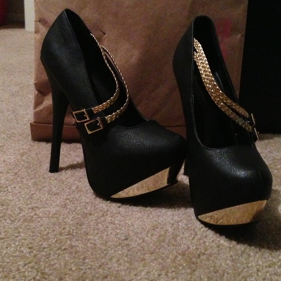 Black and gold pumps ✨REDUCED