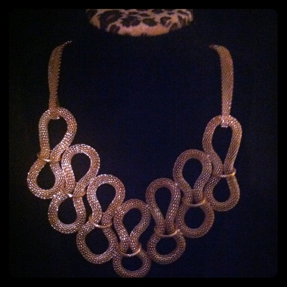 Jewelry - Swirl necklace
