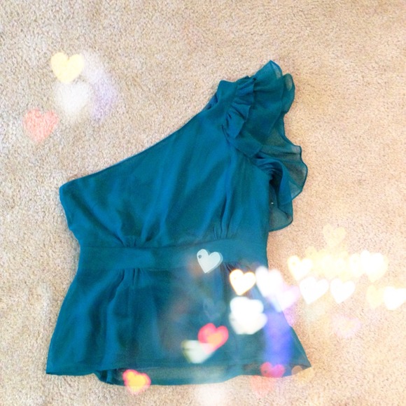 🎊🎉Traded🎊🎉NWOT Green one shoulder top