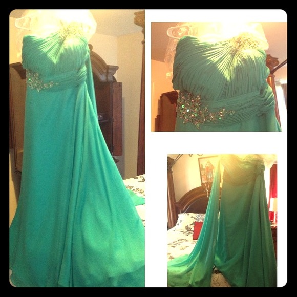 One shoulder sea foam green chiffon prom dress! 😍