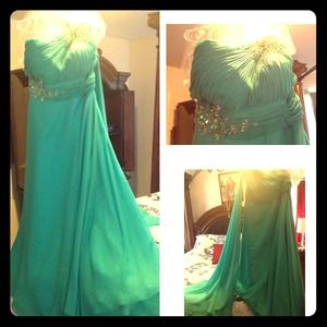 One shoulder sea foam green chiffon prom dress! 😍