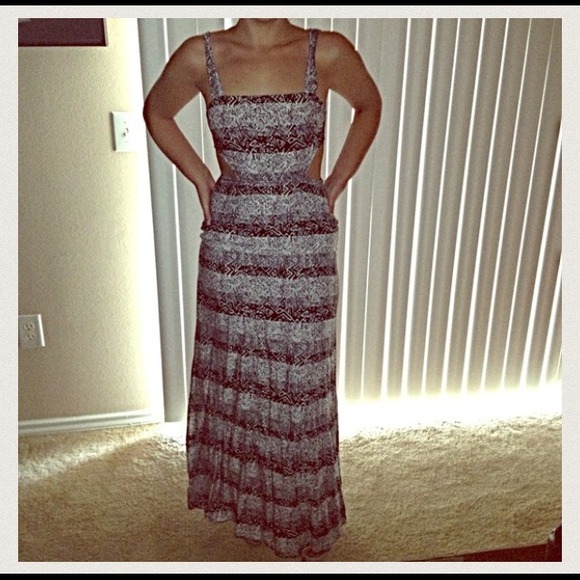🎉HOST PICK🎉 Beautiful maxi! - Picture 3 of 3