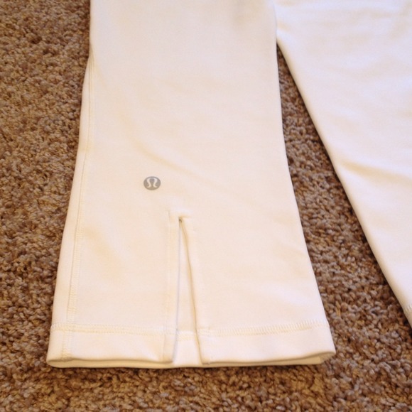 🚫SOLD in Bundle🚫White gather and crow crops - Picture 2 of 4