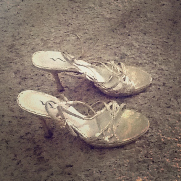 Beautiful and timeless gold Nina heels!!