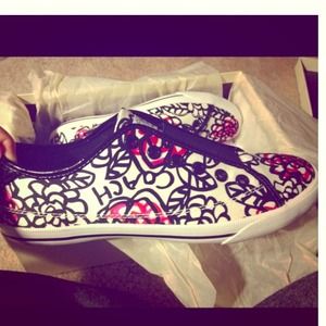 Black and white with a hint of red POPPY COACH