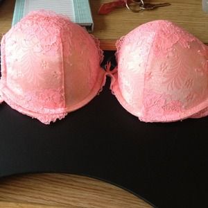 VS bra 36B NEVER WORN!