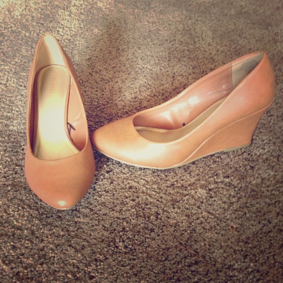 Express brown wedges