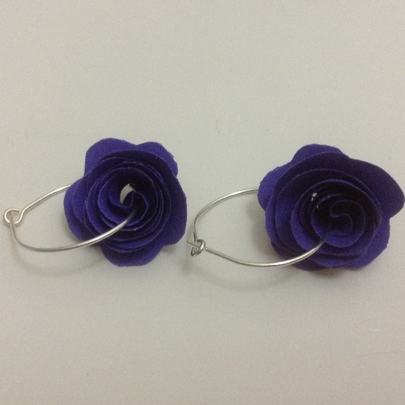 Handmade quilled stud earrings - Picture 2 of 2