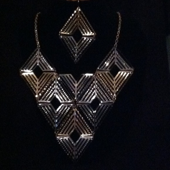 💢💢SOLD💢💢Geometric necklace set