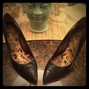GORGEOUS SAM EDELMAN BLACK SNAKESKIN PUMPS
