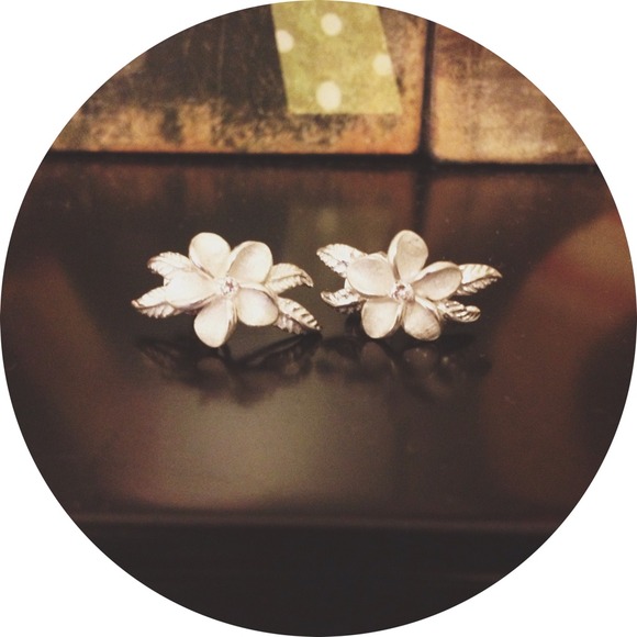 🚫SOLD🚫 Plumeria earring
