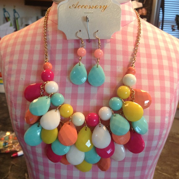 MultiColored Teardrop Neck w/ matching earrings