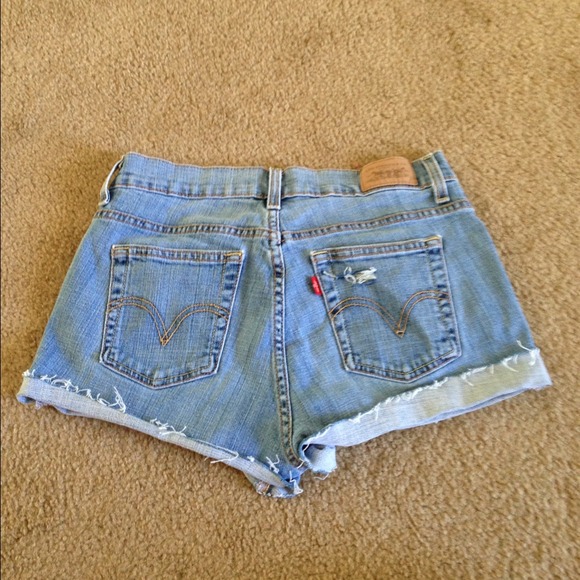 💚 SOLD 💚 Levi's High Waisted Shorts