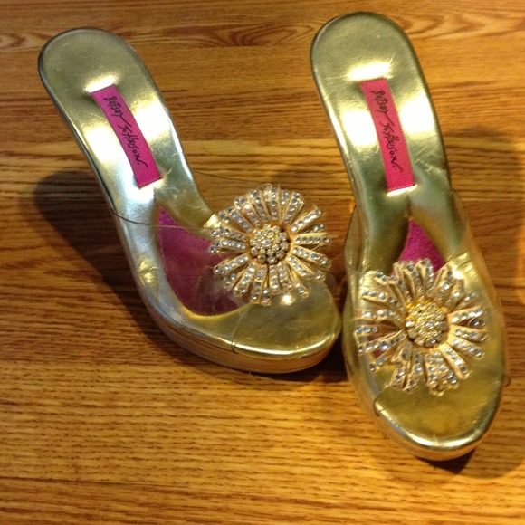 Betsy Johnson gold flower heels